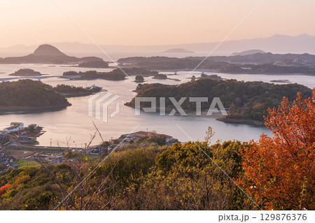 《熊本県》天草松島の夕暮れ・高舞登山の眺望 《熊本県》天草松島の夕暮れ・高舞登山の眺望 129876376