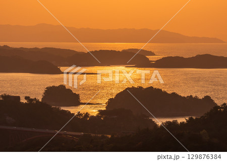 《熊本県》天草松島の夕暮れ・高舞登山の眺望 129876384