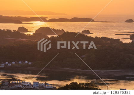 《熊本県》天草松島の夕暮れ・高舞登山の眺望 129876385