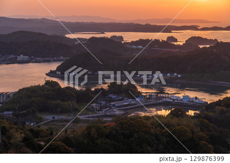 《熊本県》天草松島の夕暮れ・高舞登山の眺望 《熊本県》天草松島の夕暮れ・高舞登山の眺望 129876399