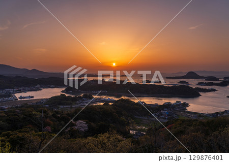 《熊本県》天草松島の夕暮れ・高舞登山の眺望 《熊本県》天草松島の夕暮れ・高舞登山の眺望 129876401