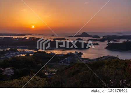 《熊本県》天草松島の夕暮れ・高舞登山の眺望 《熊本県》天草松島の夕暮れ・高舞登山の眺望 129876402