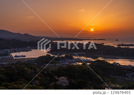 《熊本県》天草松島の夕暮れ・高舞登山の眺望 《熊本県》天草松島の夕暮れ・高舞登山の眺望 129876403