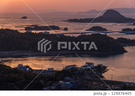 《熊本県》天草松島の夕暮れ・高舞登山の眺望 《熊本県》天草松島の夕暮れ・高舞登山の眺望 129876405