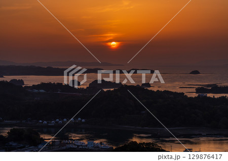 《熊本県》天草松島の夕暮れ・高舞登山の眺望 《熊本県》天草松島の夕暮れ・高舞登山の眺望 129876417