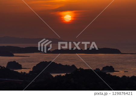 《熊本県》天草松島の夕暮れ・高舞登山の眺望 《熊本県》天草松島の夕暮れ・高舞登山の眺望 129876421