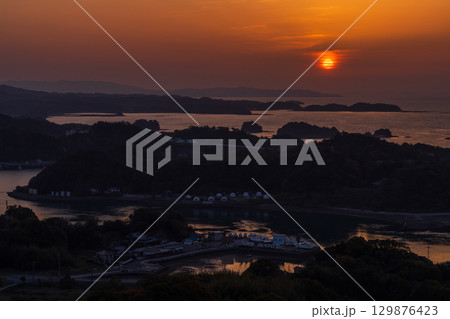 《熊本県》天草松島の夕暮れ・高舞登山の眺望 《熊本県》天草松島の夕暮れ・高舞登山の眺望 129876423