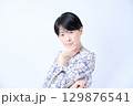 ショートヘアのミドル女性のポートレート 129876541