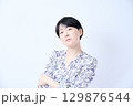 ショートヘアのミドル女性のポートレート 129876544