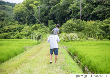 肩車、父と息子の後ろ姿　夏休み田舎　 129876604