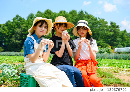 夏の高原で麦わら帽子をかぶった日本人の女の子たちが白いおにぎりを持って座る 夏の高原で麦わら帽子をかぶった日本人の女の子たちが白いおにぎりを持って座る 129876792