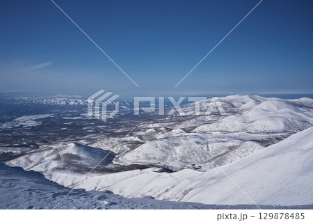 厳冬のニセコアンヌプリ山頂から西方面を臨む 129878485