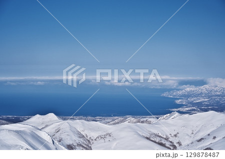 厳冬のニセコアンヌプリ山頂から西の日本海を臨む 129878487