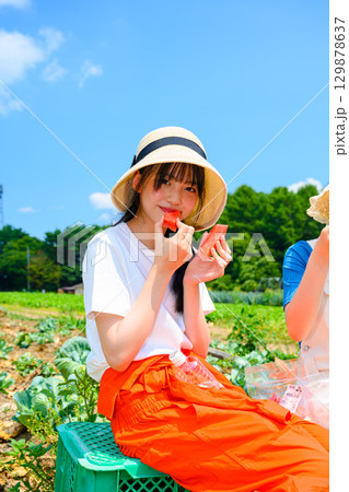 夏の高原で麦わら帽子をかぶった小学生の女の子がスイカを持つ風景 夏の高原で麦わら帽子をかぶった小学生の女の子がスイカを持つ風景 129878637
