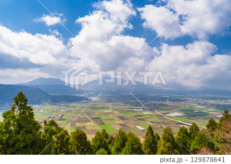 《熊本県》青空と阿蘇谷の田園風景・田子山展望所 《熊本県》青空と阿蘇谷の田園風景・田子山展望所 129878641