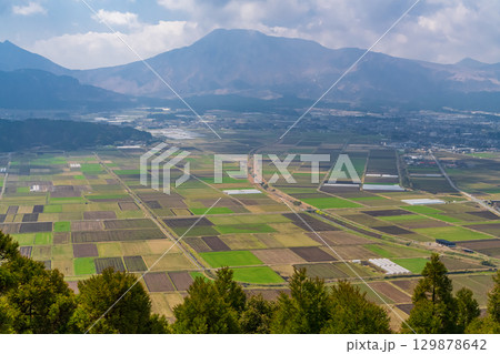 《熊本県》青空と阿蘇谷の田園風景・田子山展望所 《熊本県》青空と阿蘇谷の田園風景・田子山展望所 129878642