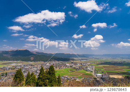 《熊本県》青空と阿蘇谷の田園風景・田子山展望所 129878643
