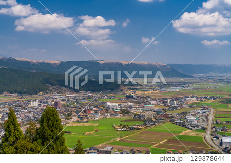 《熊本県》青空と阿蘇谷の田園風景・田子山展望所 《熊本県》青空と阿蘇谷の田園風景・田子山展望所 129878644