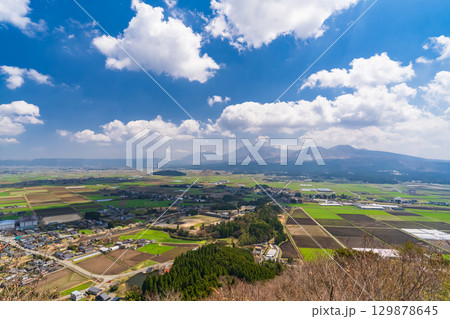 《熊本県》青空と阿蘇谷の田園風景・田子山展望所 《熊本県》青空と阿蘇谷の田園風景・田子山展望所 129878645