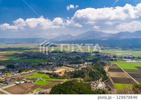 《熊本県》青空と阿蘇谷の田園風景・田子山展望所 《熊本県》青空と阿蘇谷の田園風景・田子山展望所 129878646