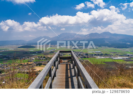 《熊本県》青空と阿蘇谷の田園風景・田子山展望所 129878650