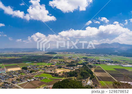 《熊本県》青空と阿蘇谷の田園風景・田子山展望所 《熊本県》青空と阿蘇谷の田園風景・田子山展望所 129878652