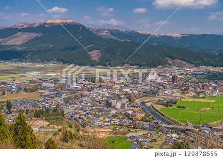 《熊本県》青空と阿蘇谷の田園風景・田子山展望所 《熊本県》青空と阿蘇谷の田園風景・田子山展望所 129878655