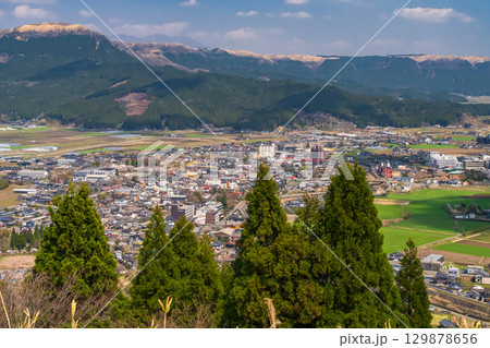 《熊本県》青空と阿蘇谷の田園風景・田子山展望所 129878656
