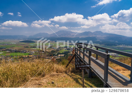 《熊本県》青空と阿蘇谷の田園風景・田子山展望所 《熊本県》青空と阿蘇谷の田園風景・田子山展望所 129878658