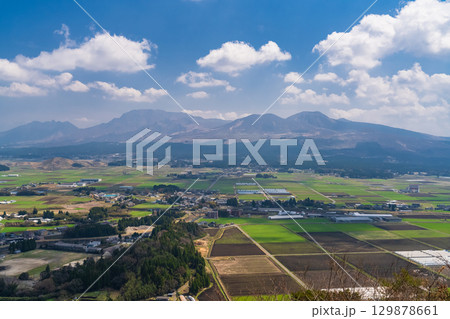 《熊本県》青空と阿蘇谷の田園風景・田子山展望所 129878661