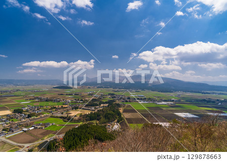《熊本県》青空と阿蘇谷の田園風景・田子山展望所 《熊本県》青空と阿蘇谷の田園風景・田子山展望所 129878663