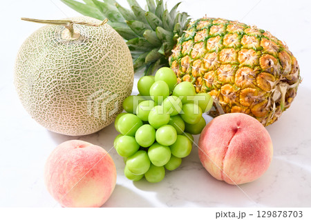 色々な夏のフルーツ 129878703