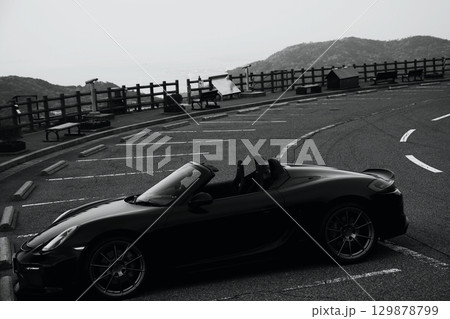誰もいない駐車場に佇む黒いオープンカー 129878799