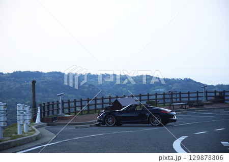 誰もいない駐車場に佇む黒いオープンカー 129878806