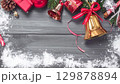 クリスマスフレーム　ゴールドベル　木目背景 129878894