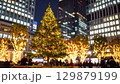 クリスマスツリーとイルミネーション　街中　ビル群 129879199