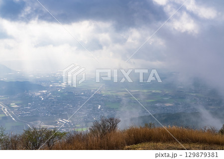 《熊本県》朝の阿蘇谷の田園風景・かぶと岩展望所 129879381