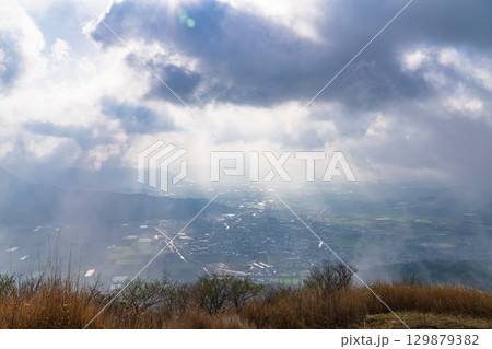 《熊本県》朝の阿蘇谷の田園風景・かぶと岩展望所 129879382