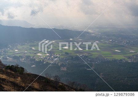 《熊本県》朝の阿蘇谷の田園風景・かぶと岩展望所 129879386