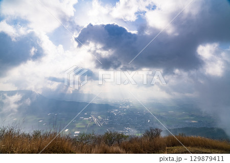 《熊本県》朝の阿蘇谷の田園風景・かぶと岩展望所 129879411