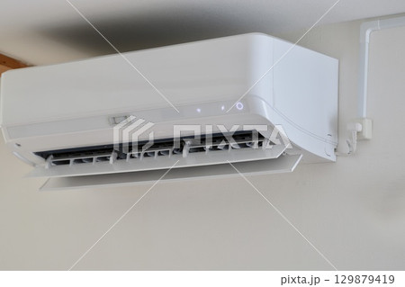 稼働中のWi-Fi対応エアコン　冷暖房エアコン 129879419