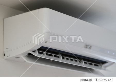 稼働中のWi-Fi対応エアコン　冷暖房エアコン 129879421