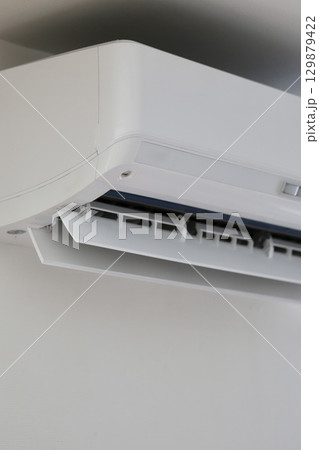 稼働中のWi-Fi対応エアコン　冷暖房エアコン 129879422