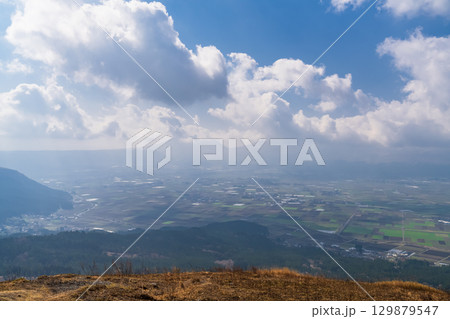 《熊本県》朝の阿蘇谷の田園風景 《熊本県》朝の阿蘇谷の田園風景 129879547