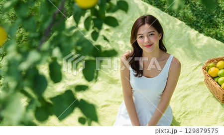 果物を収穫する女性 129879575