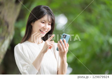 女性 スマートフォン スマホ 女性 スマートフォン スマホ 129879924