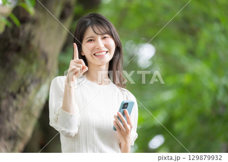 女性　スマートフォン　スマホ	 129879932
