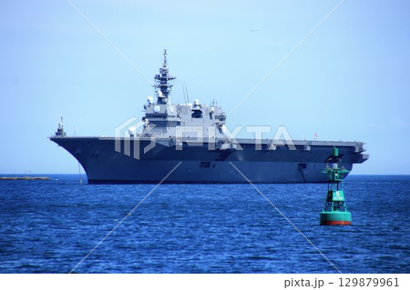 横須賀沖に錨泊する… 護衛艦いずも 横須賀沖に錨泊する… 護衛艦いずも 129879961