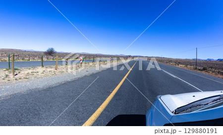 Travel Highway Wide Dry Expanse Landscape 129880191