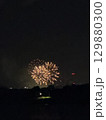 離れた場所からの花火 129880300